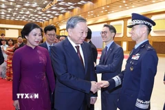 Tổng Bí thư Tô Lâm và Phu nhân rời thủ đô Seoul đi thăm thành phố Busan. (Ảnh: Thống Nhất/TTXVN)