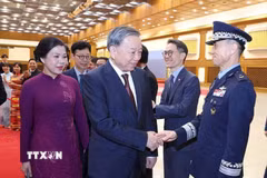Tổng Bí thư Tô Lâm và Phu nhân rời thủ đô Seoul đi thăm thành phố Busan. (Ảnh: Thống Nhất/TTXVN)