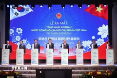 Tổng Bí thư Tô Lâm và các đại biểu thực hiện nghi thức ra mắt Tổng Lãnh sự quán Việt Nam tại thành phố Busan. (Ảnh: Thống Nhất/TTXVN)