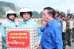 Trưởng Ban Tuyên giáo và Dân vận Trung ương Nguyễn Trọng Nghĩa tặng quà các đoàn tham gia hợp luyện. (Ảnh: Trọng Đức/TTXVN)