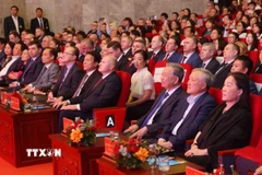 Tổng Bí thư Tô Lâm cùng các đại biểu dự Chương trình giao lưu nghệ thuật "Tâm hồn Nga trong lòng Việt Nam." (Ảnh: Phạm Kiên/TTXVN)