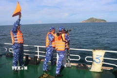 Cán bộ, chiến sỹ Bộ Tư lệnh Vùng Cảnh sát biển 2 huấn luyện trên biển. (Ảnh: Nam Trung/TTXVN)