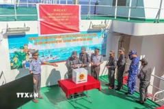 Cử tri trên một tàu trực bỏ phiếu bầu. (Ảnh: TTXVN phát)