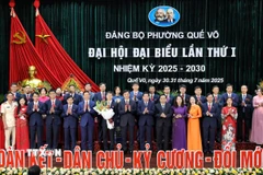 Ông Nguyễn Duy Ngọc, Ủy viên Bộ Chính trị, Bí thư Trung ương Đảng, Chủ nhiệm Ủy ban Kiểm tra Trung ương, tặng hoa chúc mừng Đại hội. (Ảnh: Danh Lam/TTXVN)
