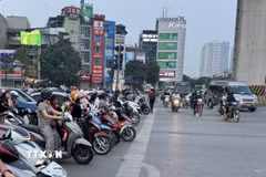 Việc hướng tới loại bỏ xe máy chạy xăng đang là nhiệm vụ cấp bách đặt ra với Thủ đô Hà Nội. (Ảnh: Quốc Lũy/TTXVN)