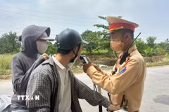 Công an thành phố Hải Phòng tuần tra, xử lý vi phạm trên các tuyến đường ở xã Gia Lộc. (Ảnh: Mạnh Tú/TTXVN)