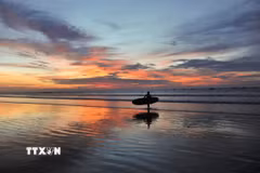 Cảnh hoàng hôn trên đảo Bali, Indonesia. (Ảnh: THX/TTXVN)