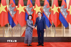 Chủ tịch Quốc hội Trần Thanh Mẫn đón Chủ tịch Quốc hội Campuchia Samdech Khuon Sudary thăm chính thức Việt Nam. (Ảnh: Doãn Tấn/TTXVN)