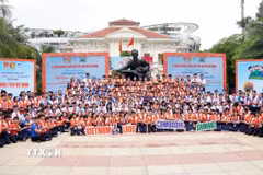 Các thiếu nhi tham dự Liên hoan Thiếu nhi 3 nước Việt Nam-Lào-Campuchia năm 2026. (Ảnh: Trung Tuyến/TTXVN)