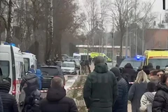 Bên ngoài nơi xảy ra vụ tấn công. (Nguồn: The Moscow Times)