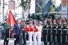 Tổng Bí thư Tô Lâm duyệt đội danh dự Quân khu 4. (Ảnh: Thống Nhất/TTXVN)