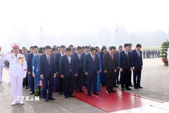 Thủ tướng Phạm Minh Chính và đoàn đại biểu dự Đại hội đại biểu Đảng bộ Chính phủ lần thứ nhất, nhiệm kỳ 2025-2030 tưởng niệm Chủ tịch Hồ Chí Minh. (Ảnh: Phạm Kiên/TTXVN)