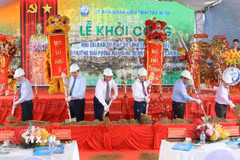 Các đại biểu thực hiện nghi thức khởi công dự án. (Ảnh: Bùi Giang/TTXVN)