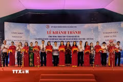 Các đại biểu cắt băng khánh thành Trung tâm Y tế khu vực Bắc Hà. (Ảnh: Tuấn Khôi/TTXVN)