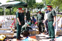 Các Tổ công tác tiến hành lấy mẫu hài cốt liệt sĩ tại Nghĩa trang liệt sĩ Quốc gia Đường 9 (tỉnh Quảng Trị). (Ảnh: TTXVN phát)