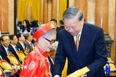 Tổng Bí thư, Chủ tịch nước Tô Lâm tặng quà cho các đại biểu. (Ảnh: Thống Nhất/TTXVN)
