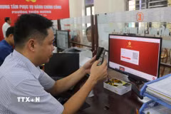 Đăng nhập cổng dịch vụ công quốc gia để giải quyết thủ tục hành chính. (Ảnh: Minh Thu/TTXVN)