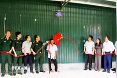 Các đại biểu và bà con nhân dân vùng biên giới Kim Phú (Quảng Trị) phấn khởi khánh thành nhà mới. (Ảnh: TTXVN phát)
