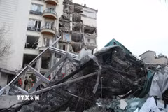 Cảnh đổ nát sau cuộc không kích tại Tehran, Iran, ngày 23/3/2026. (Ảnh: THX/TTXVN)
