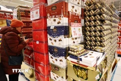 Người tiêu dùng mua sắm tại siêu thị ở Paris, Pháp. (Ảnh: THX/TTXVN)