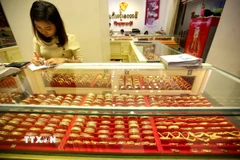 Trang sức vàng được bày bán tại tiệm kim hoàn ở Yangon, Myanmar. (Ảnh: THX/TTXVN)