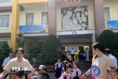 Học sinh Lớp 1 Trường tiểu học Đặng Văn Ngữ, phường Phú Nhuận, Thành phố Hồ Chí Minh, giờ tan học. (Ảnh: Hồng Đạt/TTXVN)