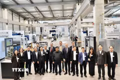 Phó Thủ tướng Nguyễn Chí Dũng tham quan Tập đoàn Công nghệ laser công nghiệp Trumpf ở thành phố Stuttgart. (Ảnh: TTXVN phát)