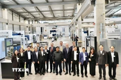 Phó Thủ tướng Nguyễn Chí Dũng tham quan Tập đoàn Công nghệ laser công nghiệp Trumpf ở thành phố Stuttgart. (Ảnh: TTXVN phát)