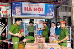 Lực lượng chức năng phát hiện và niêm phong số thuốc, thực phẩm chức năng không có nguồn gốc. (Ảnh: TTXVN phát)