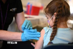 Tiêm vaccine ngừa COVID-19 tại Los Angeles, Mỹ. (Ảnh: AFP/TTXVN)