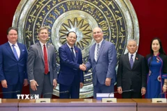 Phó Chủ tịch Quốc hội Trần Quang Phương với ông John Moolenaar, Hạ nghị sỹ bang Michigan, Hạ viện Hoa Kỳ. (Ảnh: Phạm Kiên/TTXVN)