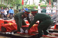 Hài cốt các liệt sỹ quân tình nguyện và chuyên gia Việt Nam được yên nghỉ tại Nghĩa trang liệt sỹ tỉnh Đắk Lắk. (Ảnh: Nguyên Dung/TTXVN)