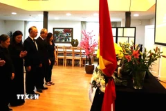 Đại diện Ban chấp hành Hội người Việt Nam tại Hà Lan viếng nguyên Chủ tịch nước Trần Đức Lương. (Ảnh: TTXVN phát)