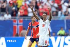Bellingham tỏa sáng để đưa tuyển Anh tiến vào bán kết World Cup 2026. (Ảnh: AFP/TTXVN)