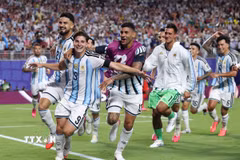 Argentina vỡ òa cảm xúc sau bàn thắng quý giá của Julian Alvarez. (Ảnh: AFP/TTXVN)