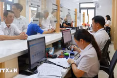 Người dân đến giải quyết thủ tục hành chính tại Trung tâm Phục vụ Hành chính công phường Đồng Xoài, tỉnh Đồng Nai. (Ảnh: Nhật Bình/ TTXVN.)