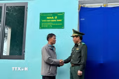 Bộ đội Biên phòng động viên người dân trong “Chiến dịch Quang Trung.” (Ảnh: TTXVN phát)