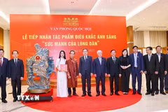 Chủ tịch Quốc hội Trần Thanh Mẫn và đại biểu với nghệ nhân tại Lễ tiếp nhận tác phẩm điêu khắc ánh sáng. (Ảnh: Doãn Tấn/TTXVN)