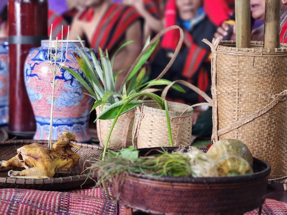 ADa Koonh là lễ hội Tết cổ truyền của đồng bào dân tộc huyện miền núi A Lưới ở tỉnh Thừa Thiên-Huế nhằm tạ ơn các vị thần linh ban tặng đất đai màu mỡ, dòng nước ngọt lành, mưa thuận gió hòa, mùa màng bội thu. Trong cảnh là các lễ vật được dâng lên cúng Giàng và các vị thần linh trong lễ hội. (Nguồn: Mai Trang/TTXVN)