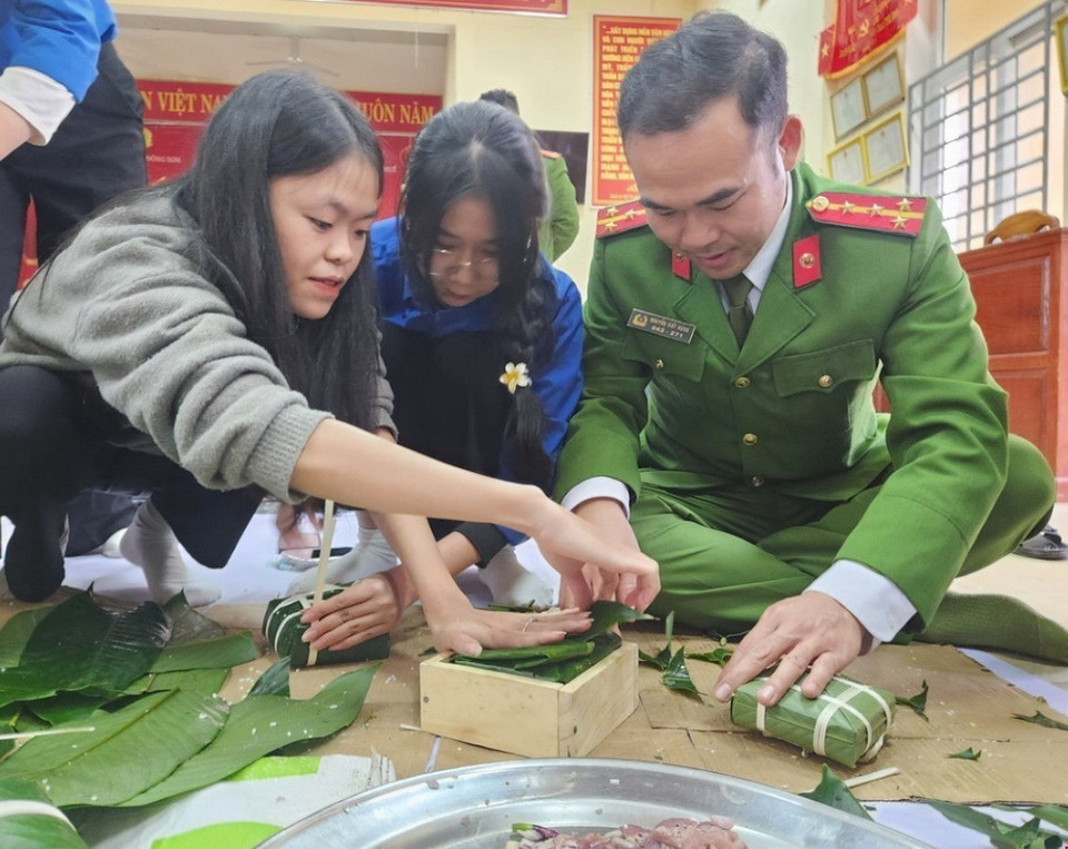 Thanh niên và cán bộ Công an xã Đông Sơn (huyện A Lưới) gói bánh chưng tặng lực lượng bảo vệ an ninh, trật tự ở cơ sở và các hộ nghèo trong dịp lễ hội ADa Koonh. (Ảnh: Mai Trang/TTXVN)