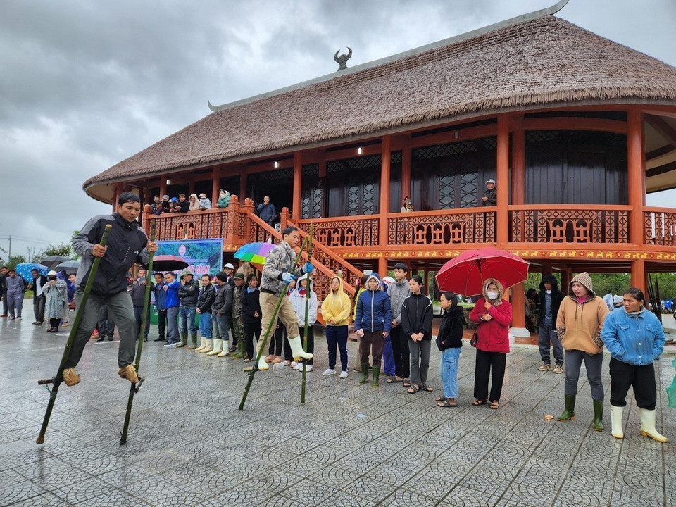 Người dân huyện A Lưới chơi các trò chơi dân gian trong ngày hội lớn ADa Koonh. (Ảnh: Mai Trang/TTXVN)