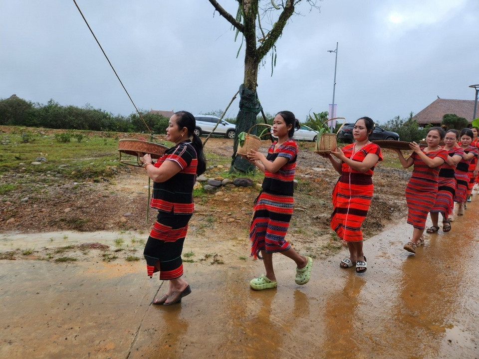 Phụ nữ Pa Cô, Tà Ôi rực rỡ trong sắc phục Dèng thực hiện các nghi thức tại lễ hội ADa Koonh. (Ảnh: Mai Trang/TTXVN)