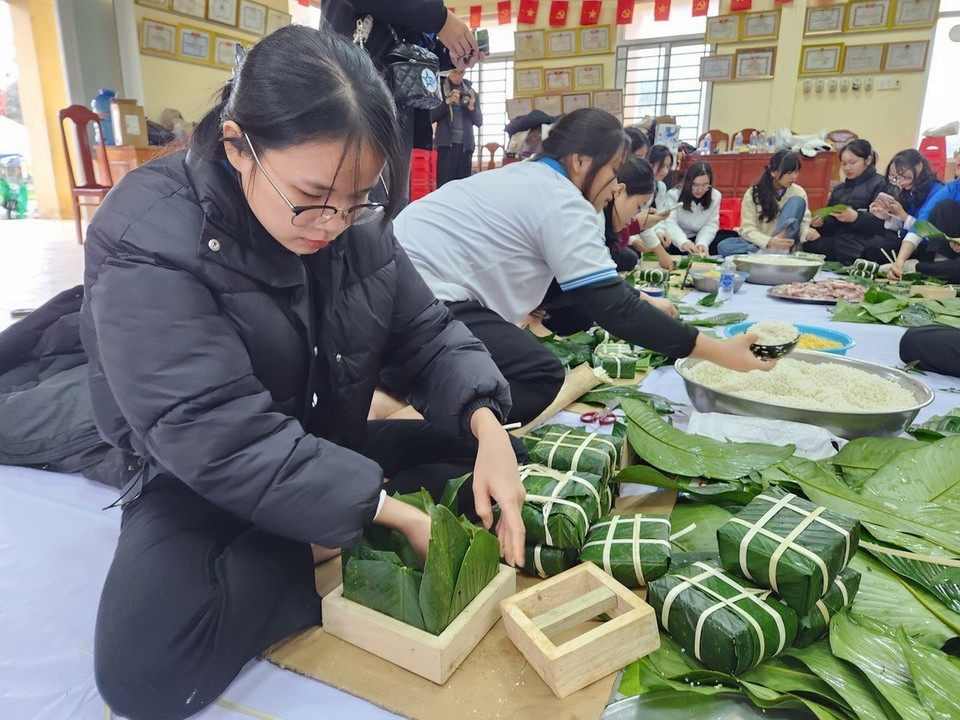 Gói bánh chưng, bánh a quát và làm cơm lam là một trong những hoạt động của “Tết ấm vùng cao-ươm mầm xanh biên giới”, do Công an xã Đông Sơn, huyện A Lưới tổ chức. (Ảnh: Mai Trang/TTXVN)