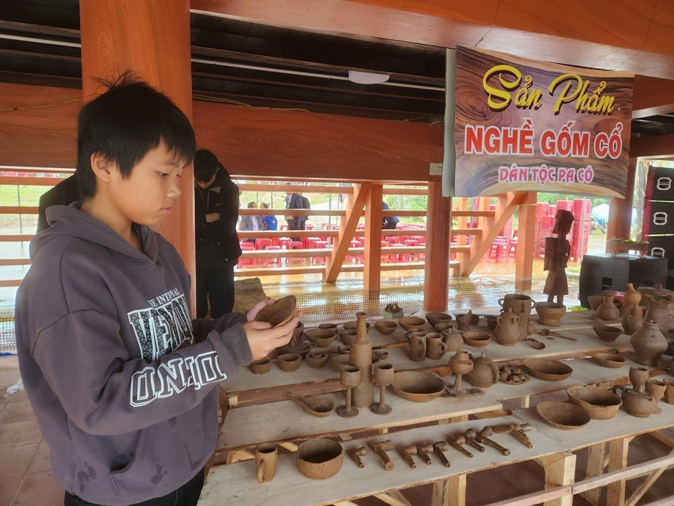 Lễ hội năm nay trở nên đặc biệt hơn khi A Lưới chính thức thoát khỏi danh sách 74 huyện nghèo quốc gia giai đoạn 2022-2025. Trên ảnh là Không gian trưng bày nghề gốm cổ của đồng bào dân tộc Pa Cô (huyện A Lưới). (Ảnh: Mai Trang/TTXVN)
