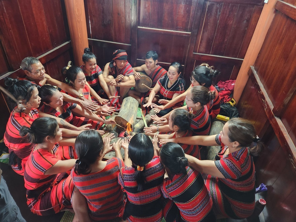 Người dân Pa Cô, huyện A Lưới quây quần bên bếp lửa đón lễ hội ADa Koonh. (Ảnh: Mai Trang/TTXVN)