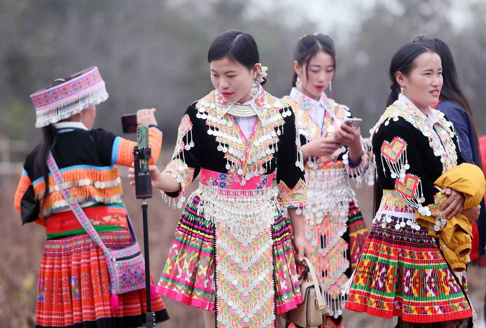 Tại tỉnh Sơn La, dân tộc Mông thường sinh sống ở các xã vùng núi cao của 12 huyện, thành phố. Trong ảnh là những ﻿phụ nữ dân tộc Mông ở xã Hua Nhàn, huyện Bắc Yên, xúng xính váy áo, vui Xuân đón Tết. (Ảnh: Quang Quyết/TTXVN)