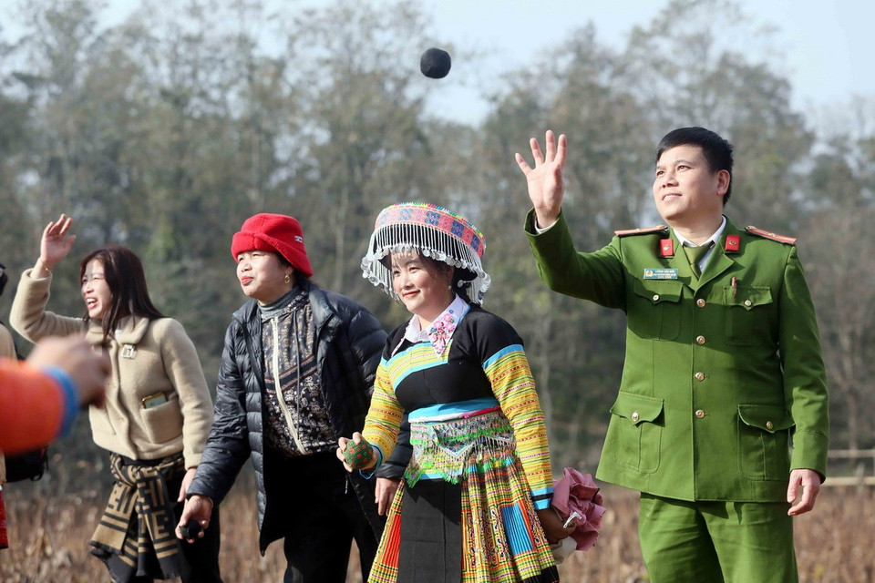 Cán bộ công an xã cùng vui Xuân đón Tết, tham gia chơi ném Pao với các đồng bào Mông ở xã Hua Nhàn, huyện Bắc Yên. (Ảnh: Quang Quyết/TTXVN)