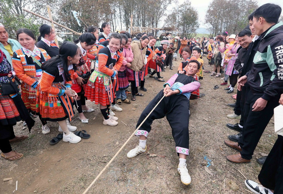 Cùng với làm bánh dày, thi kéo co trong ngày Tết cổ truyền cũng là một hoạt động truyền thống thú vị của đồng bào Mông ở huyện Bắc Yên. (Ảnh: Quang Quyết/TTXVN)
