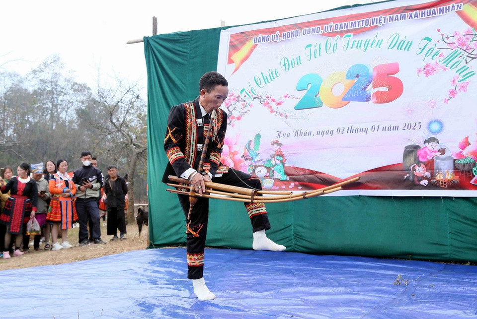 Một hoạt động văn nghệ đón Tết khác của đồng bào dân tộc Mông ở xã Hua Nhàn, huyện Bắc Yên là là múa khèn cũng được nhiều người ưa thích. (Ảnh: Quang Quyết/TTXVN)