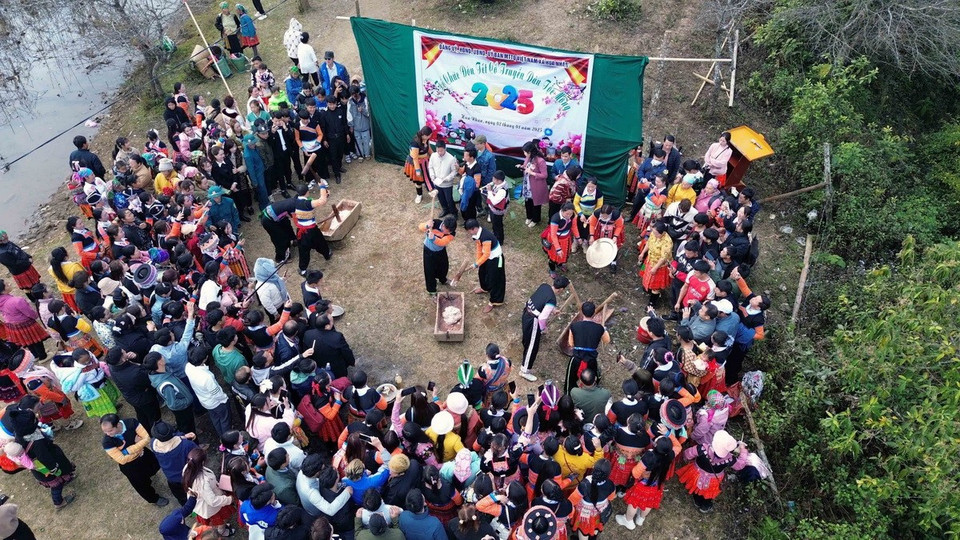 Đồng bào dân tộc Mông ở xã Hua Nhàn, huyện Bắc Yên cùng tham gia thi giã bánh dày trong ngày Tết cổ truyền (Ảnh: Quang Quyết/TTXVN)